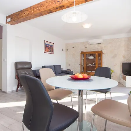 Komfortable Mit Terrasse Und Garten * Ρόβινι