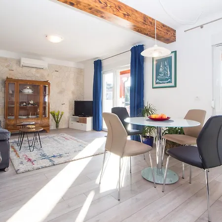 Komfortable Mit Terrasse Und Garten Ρόβινι