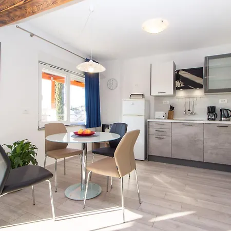 Komfortable Mit Terrasse Und Garten