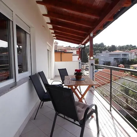 Komfortable Mit Terrasse Und Garten Apartment Rovinj