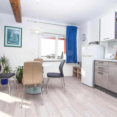 Komfortable Mit Terrasse Und Garten Apartment